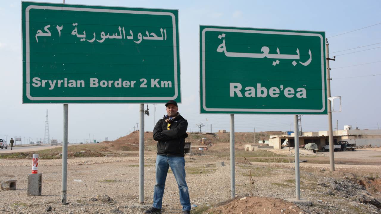 Ein Berliner Muslim reist in die ehemaligen IS-Gebiete im Nordirak, um einer jesidischen Freundin ihren größten Wunsch zu erfüllen und um ein Zeichen gegen religiösen Hass zu setzen. Beinahe wäre er an sich selbst gescheitert.