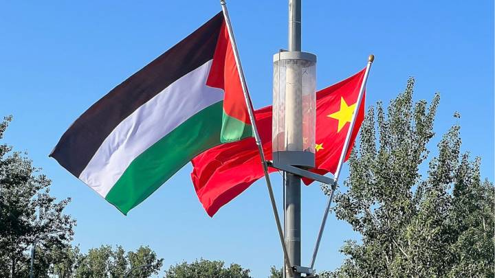 Chinesische und palästinensische Flagge wehen am Flughafen Bejings.
